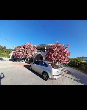 Panos Apartman *